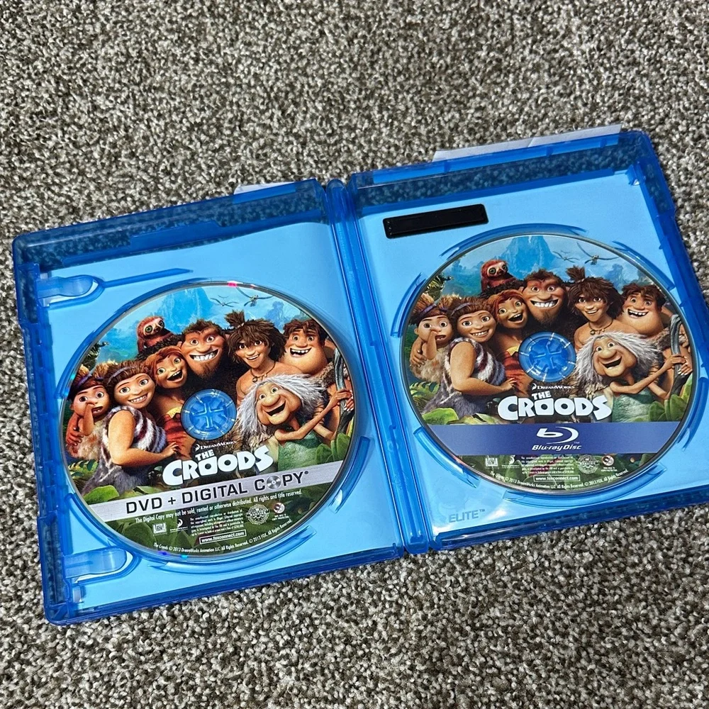DreamWorks The Croods Blu-ray Case - Blue Multicolor Cover - Picture 2 of 3